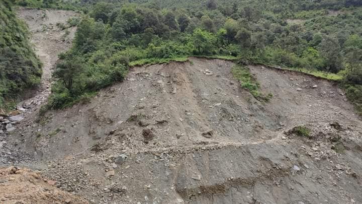 चैनपुर-सुर्मा सडक अवरुद्ध भएको ९ दिन बित्यो, बुधबारबाट सडक खुलाउन पहल गर्ने गाउँपालिका अध्यक्ष बोहराको भनाई